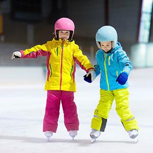 两个孩子学滑冰