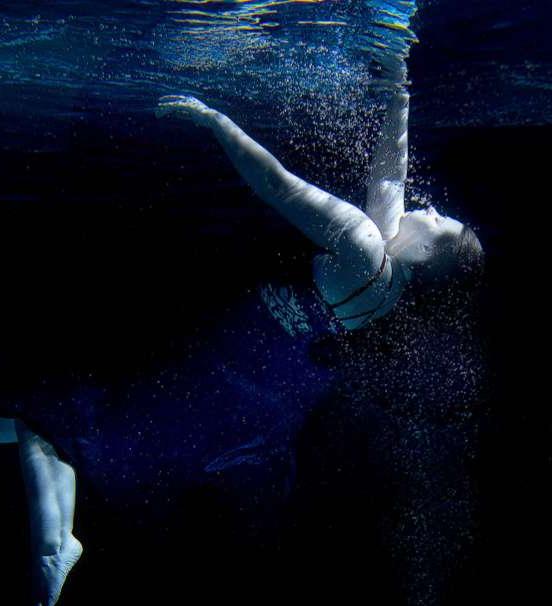 照片 of performance arts student's underwater dance performance
