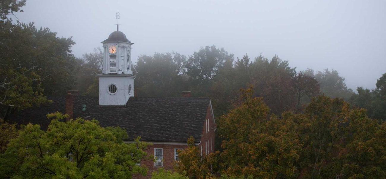 卡特勒大厅顶部在一个雾蒙蒙的早晨的图像